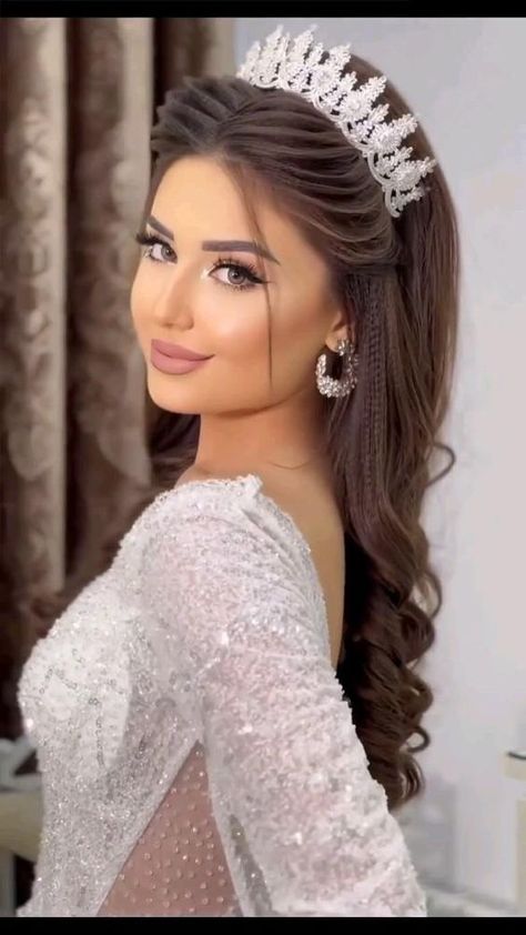 Arabic Hairstyles, Bridal Makeup Images, Red Bouquet Wedding, Bride Crown, Bridal Hair Buns, Hairdo Wedding, Bold Brows, Smoky Eyes, Curly Hair Styles Easy