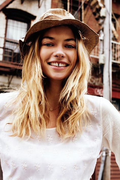 Jessica Hart for Maison Scotch "Été Blanc" Campaign by Benny Horne Teeth Gaps Aesthetic, Pretty Teeth, Lemon Face Mask, Jessica Hart, Gap Teeth, Smile Teeth, Mind The Gap, Scotch, Beautiful People