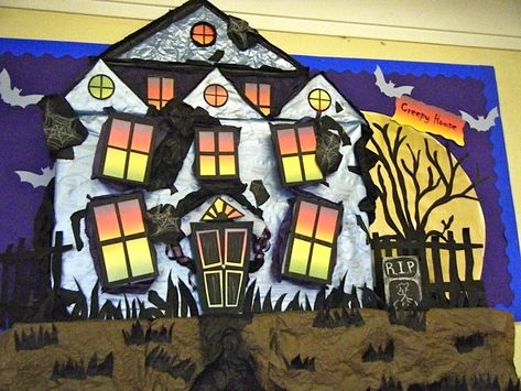 Halloween Themed Board, 3d Halloween Bulletin Board Ideas, Halloween Display Case School, Scary Halloween Bulletin Boards, Halloween Display Board, Library Halloween Decorations, Halloween Library Displays, Halloween Display Ideas, Halloween Bulletin Board Ideas