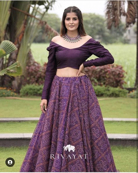 Croptop Lehenga Designs, Unique Lehenga Designs, Skirt And Crop Top Indian, Designer Lehanga, Choli Navratri, Lehenga Designs Latest, Chaniya Choli Designs, Garba Dress, Shiva Songs