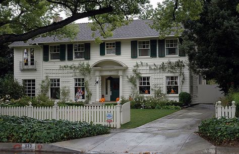 My true dream house, from "Father of the Bride", Picket Fence Front Yard, White Picket Fence Front Yard, Fence Front Yard, Father Of The Bride House, Pretty Houses, Front Fence, Front Yard Fence, Patio Garden Design, White Picket Fence