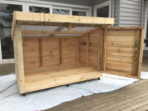 Roomy Pallet Dog Kennel Animal Houses & Supplies Pallet Dog Kennel, Building A Dog Kennel, Cheap Dog Kennels, Pallet Dog House, Diy Dog Kennel, Dog House Plans, Outdoor Dog House, 1001 Pallets, Pallet House