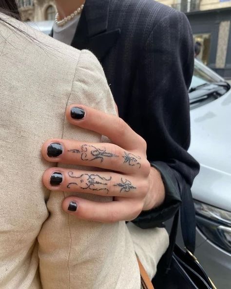 Geometric Stick And Poke, Damiano David Tattoo, Unique Finger Tattoos, Finger Tats, Hand Tats, Hand Poked Tattoo, Tatuaje A Color, Poke Tattoo, Aesthetic Tattoo