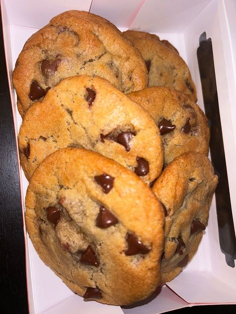 This is an order of half a dozen cookies. These cookies are so delicious, chewy, crispy on the edges and just the right amount of sweetness and chocolate chips. So delicious! Food Sweet Aesthetic, Chewy Desserts, Deserts Aesthetic, Cool Foods, Got Chocolate, Baked Good, Skillet Cookie, Junk Food Snacks, Food Therapy