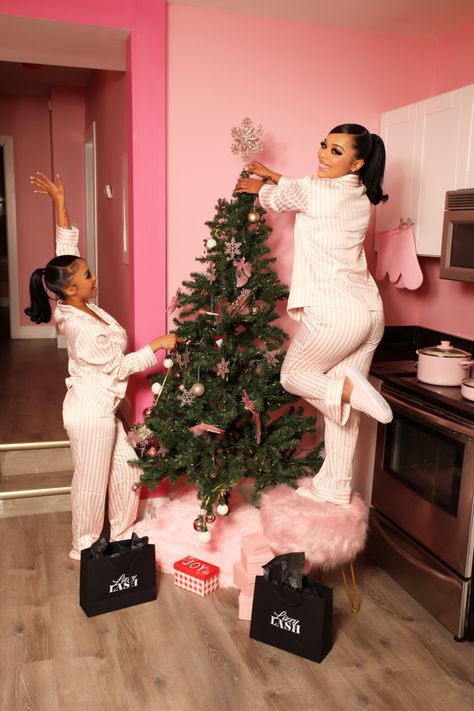 Pink house, christmas shoot black girmsnlash shoot Christmas Photoshoot Business, Christmas Brand Photoshoot, Lash Shoot Ideas, Content Photoshoot Ideas, Baddie Christmas Photoshoot, Lash Artist Photoshoot Ideas, Pink Christmas Photoshoot, Lash Business Photoshoot Ideas, Bestie Shoot