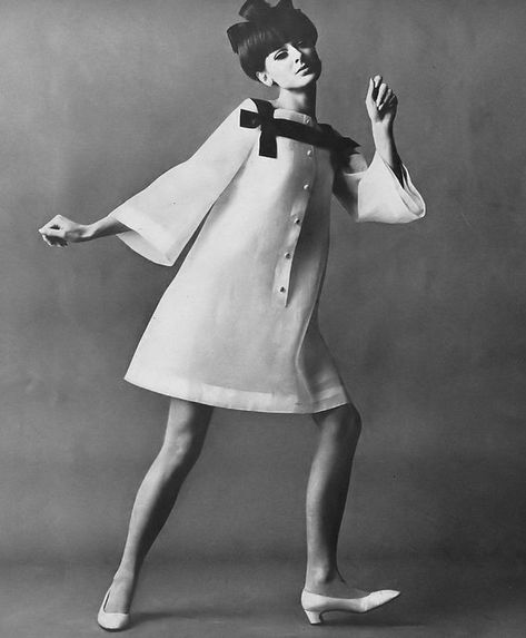 Space Age Fashion, Andre Courreges, Space Fashion, Robes Vintage, Fashion 1960s, Sixties Fashion, French Fashion Designers, Retro Mode, 1960s Fashion