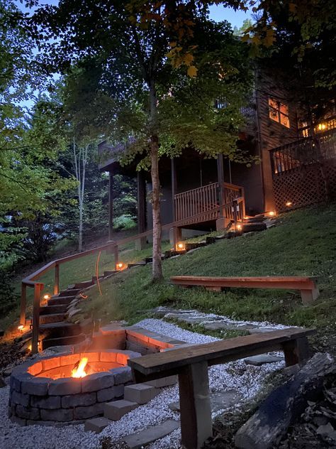 Gatlinburg Cabin Rentals, Rustic Backyard, Sloped Backyard, Pigeon Forge Cabins, Gatlinburg Cabins, Fire Pit Area, Backyard Fire, Hot Tub Outdoor, Fire Pit Backyard