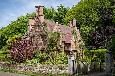 British Cottages, English Countryside Home, Country Home Exterior, Manor House Hotel, Uk Places, English Cottages, Cozy Cottages, Country Cottages, Stone Cottages