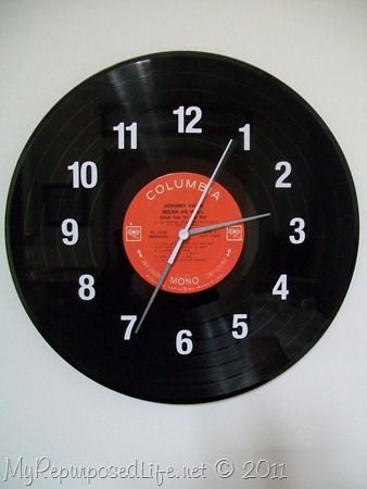 how to make a clock out of an old LP record Vinyl Record Projects, Diy Record, Deco Tv, Vinyl Record Crafts, Record Crafts, Faux Walls, Vinyl Record Clock, Record Clock, Vinyl Record Art