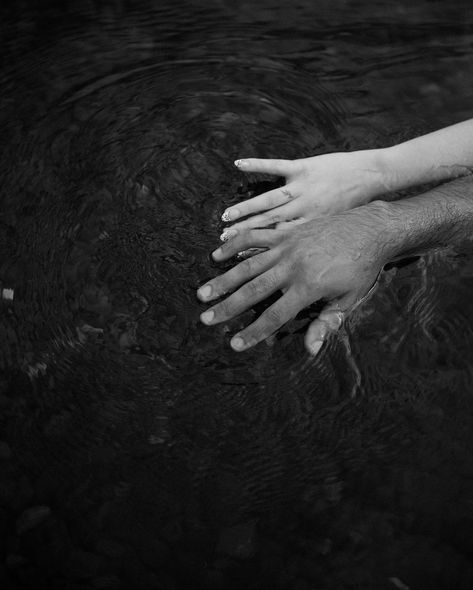 And to conclude the Iceland shoots & to celebrate me getting my Iceland film scans back today, I’m finally getting round to sharing the Hot Springs session we did with sweet Sydney & Adam! 🤎 ⠀⠀⠀⠀⠀⠀⠀⠀⠀⠀ Shot on a mix of 35mm film & digital! ⠀⠀⠀⠀⠀⠀⠀⠀⠀⠀ Workshop: @heartwanderers Hosts: @desertrose.creative & @rosesandreeds Hair & Makeup: @theivorystandard Couple: @sydneyysmiles & @adamsnyda Education: @joannaelizaphotography & @joannaelizafilms Water