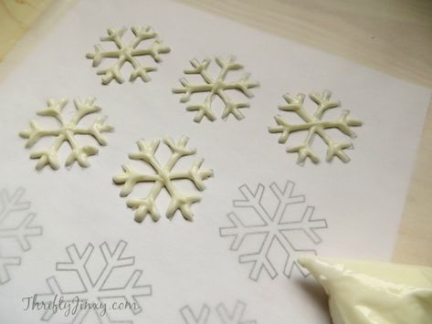 DIY Snowflake Cupcake Toppers tutorial White Chocolate Snowflakes, Snowflake Cupcakes, Printable Snowflake Template, Frozen Cupcakes, Snowflake Stencil, Snowflake Cake, Snowflake Template, Frozen Birthday Cake, Cake Templates