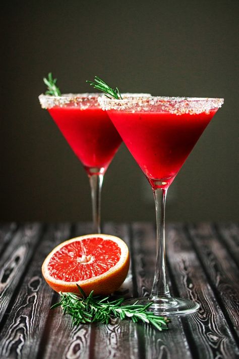 Raspberry Grapefruit & Rosemary Martini Rosemary Martini, Grapefruit Martini, Coctails Recipes, Raspberry Vodka, Red Cocktails, Martini Recipes, Negroni, Delicious Cocktails, Party Drinks