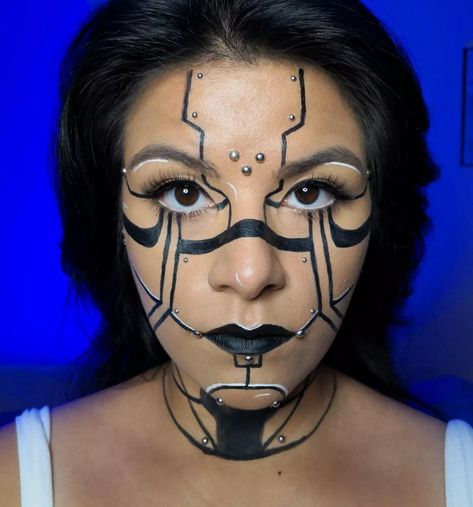 Futuristic Face Paint, Simple Robot Makeup, Cyberpunk Face Paint, Robot Halloween Makeup, Robot Makeup Cyborgs, Robot Makeup Look, Cyberpunk Makeup Ideas, Futuristic Makeup Sci Fi, Makeup Ideas Unique