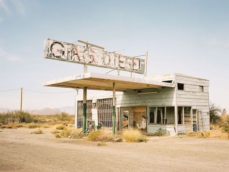 Station Service, Old Gas Stations, Small Town Life, Middle Of Nowhere, Transformers Prime, Rural Life, Places Of Interest, Historical Place, American West