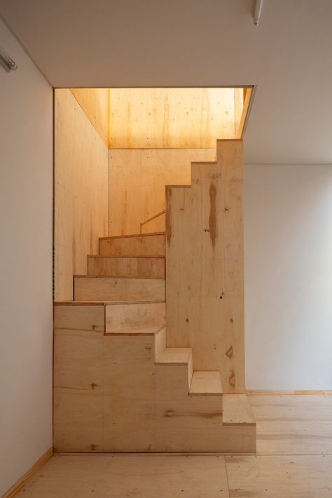 Gallery of Bamba House / CCPM Arquitectos - 16 Plywood Mezzanine, Loft Stairs, Wooden Stairs, Wooden Craft, Interior Stairs, House Stairs, Staircase Design, Stairs Design, Staircases