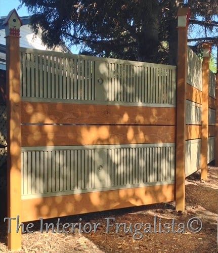 Fence Farmhouse, Diy Backyard Fence, Backyard Structures, Garden Screen, Fold Door, Upcycled Projects, Doors Repurposed, Diy Fence, Garden Screening