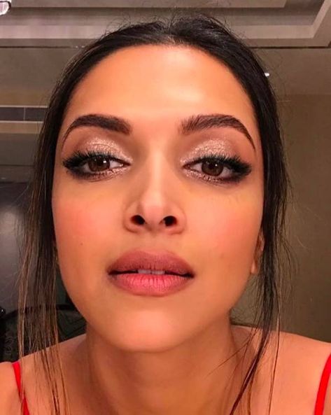 26 Times Deepika Padukone Made You Want To Be Or Date Deepika Padukone Deepika Padukone Makeup, Indian Eye Makeup, Indian Skin Makeup, Indian Makeup Looks, Weekend Makeup, Bollywood Makeup, Wedding Hairstyles And Makeup, Mekap Mata, Brown Girls Makeup