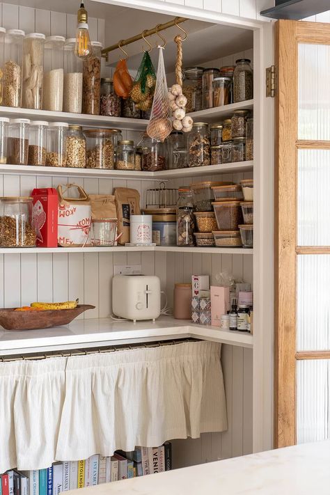 What You Need To Know About Kitchen Pantries | SheerLuxe Vintage Pantry Ideas, English Snug, Open Shelving Pantry, Country Pantry, Butlers Pantries, Kitchen Pantries, Tiny Pantry, Rustic Pantry, Open Pantry