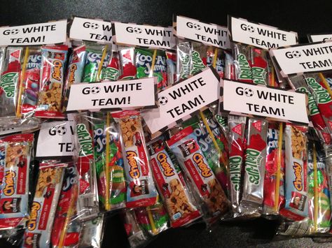 Soccer snacks Soccer Mom Snacks, Football Team Snacks, Snack Bag Ideas, Soccer Game Snacks, Kids Sports Snacks, Cheer Snacks, Basketball Snacks, Soccer Treats, Baseball Treats