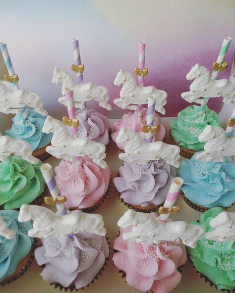 Pastel Carnival Cupcakes, Pastel Carnival Birthday Cake, Pastel Carnival Theme Cake, Carnival First Birthday Cake, Pastel Circus Party 1st Birthdays, Carnival Birthday Party Pastel, Carousel First Birthday Party, Girls Carnival Birthday Party, Pastel Circus Birthday Party