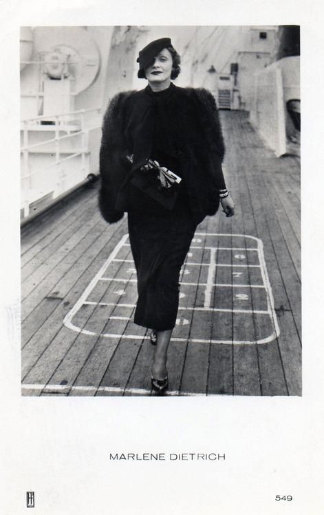 Marlene doing the strut down the deck of a ship. 30s Winter Fashion, 1939 Aesthetic, 1930s Rich Woman, 1930s Culottes, 20s Fashion Outfits, Vintage 40s Aesthetic, 1920s Aesthetic Women, Shakespeare Costumes, 1939 Fashion