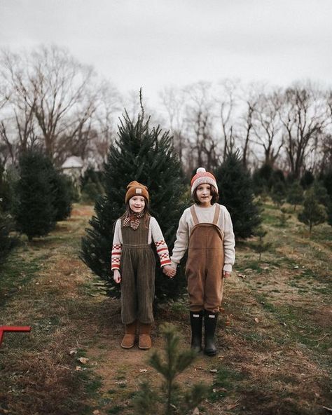 l a k e e s h a on Instagram: "We didn’t find a tree this year, but we did leave with a cute few photos and someone whining because they were hungry, so basically same experience. By the time we got to the tree farm the other night everything was either pre-claimed or 11ft tall. 🥴 but we got home and I ordered an artificial one online so I am crossing my fingers and hoping for the best. But also, this is the latest I have ever gotten my tree up, and it hurts a little. 🌲" Outdoor Christmas Tree Farm Photos, Tree Farm Christmas Photos, Family Christmas Pictures Outfits Casual, Christmas Tree Farm Outfits, Christmas Tree Farm Photo Shoot Family, Christmas Family Photos Outdoor Outfits, Tree Farm Aesthetic, Family Christmas Tree Farm Pictures, Christmas Tree Farm Photoshoot