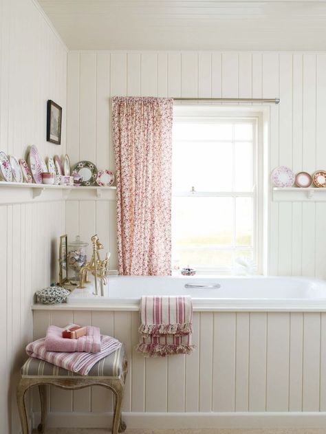 I never would have thought of the plate rails/plates as decor in a bathroom, but it's really pretty. Romantic Bathrooms, Cottage Bath, French Country Bathroom, Cottage Bathroom, Country Bathroom, Casa Vintage, Shabby Chic Bathroom, Rustic Bathrooms, Chic Bathrooms