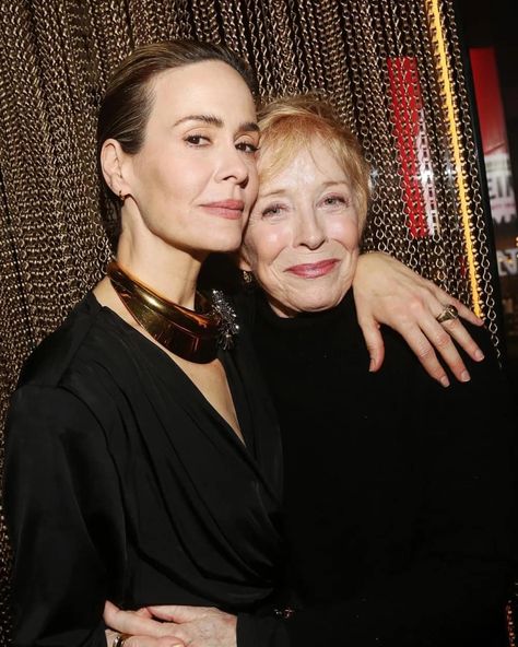 Sarah Paulson spotted with her girlfriend Judge Judy. American Horror Story Actors, Sarah Paulson And Holland Taylor, Holland Taylor, With Girlfriend, Jason Bateman, Sarah Paulson, Women Power, Half Man, Famous Couples