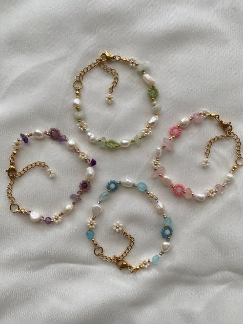 Ein wunderschönes und klassisches Armband, besetzt mit MIYUKI Perlen, die besonders hochwertig sind und abriebfest, da sie galvanisiert wurde und somit besonders lange farbecht. Ausserdem mit Natursteinen und Süsswasserperlen.  Die Länge bezieht sich auf die die Länge von der ersten bis zur letzten Kalotte (Karabiner und Verlängerungsverschluss von 5cm sind nicht mit berechnet und kommen hinzu). Oder komplett elastisch möglich.  Die Verschlüsse können zusätzlich aus vergoldeten Karabinern (18k/2 Bead Bracelet Design Ideas, Flowers Bracelets, Diy Jewelry Making Tutorials, Diy Armband, Beaded Jewelry Designs, Real Jewelry, Jewellery Handmade, Jewelry Lookbook, Miyuki Beads