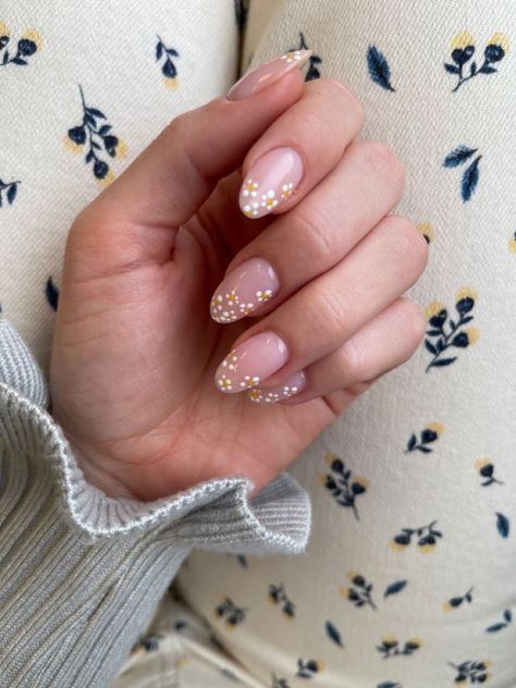 Minimal almond shape nail design with daisy flowers Short Almond Nails With Flowers, Almond Floral Nails, Daisy Nail Design, Wolverine Nails, America Nails, Bunny Nails, Unicorn Nails, Daisy Nails, Almond Shape Nails