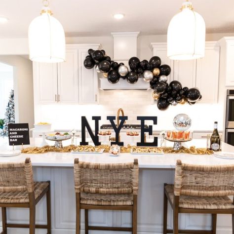 Glam Home New Year’s Eve Party That is Parent + Kid Approved New Years Eve House Party, New Year's Eve Party Themes, New Years Dinner Party, Nye Party Decorations, New Years Eve Party Ideas Food, New Year Home Decor, Nye Dinner, New Years Eve Party Ideas Decorations, Nye Decorations