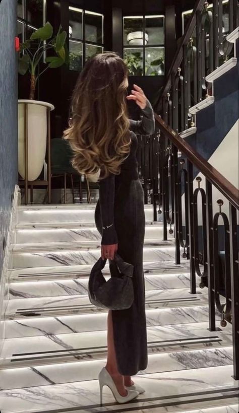 Vision Board Business Woman, Aesthetic Mercedes Benz, Classy Old Money Outfits, Vision Board Business, Vodka Aesthetic, Winter Outfits Elegant, Fur Coat Aesthetic, Old Money Outfits Women, Femme Fatale Aesthetic