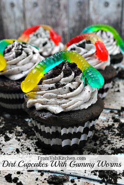 Dirt Cupcakes With Gummy Worms Recipe - From Val's Kitchen Dirt Cake Ideas, Gummy Worms Recipe, Chocolate Dirt Cake, Worms In Dirt, Cupcake Ingredients, Dirt Cupcakes, Grass Planting, Oreo Dirt Cake, Crafts Kindergarten