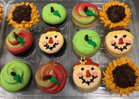 Scarecrow Desserts, Fall Cupcake Ideas Decoration, September Cupcakes, Fall Theme Cupcakes, Green Cupcakes Ideas, Scarecrow Cupcakes, Sage Green Cupcakes, Fall Cupcake Ideas, Fall Themed Cupcakes