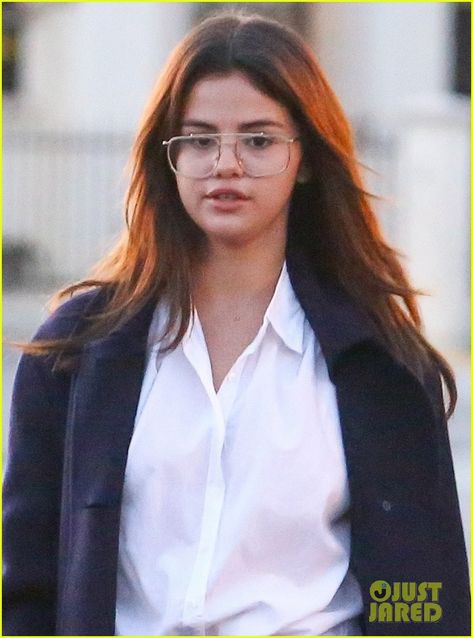 Selena Gomez Glasses, Aviator Glasses For Women, Glasses For Oval Faces, Glasses For Face Shape, Geek Style, Glasses Inspiration, Selena Gomez Photos, Selena Gomez Style, Trendy Glasses