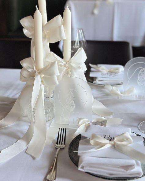 • LUXX EVENTS • It’s all in the details when it comes to creating the perfect table setting 🤩 Swipe to see all the details including the … | Instagram Bridal Dinner Table, Dinner Table Decor Wedding, Pearl Wedding Decorations Receptions, All White Table Setting Wedding, Wedding Ideas Pearls, White Decor For Wedding, Bows On Candles, All White Wedding Theme, Mr Mrs Table Wedding Decor