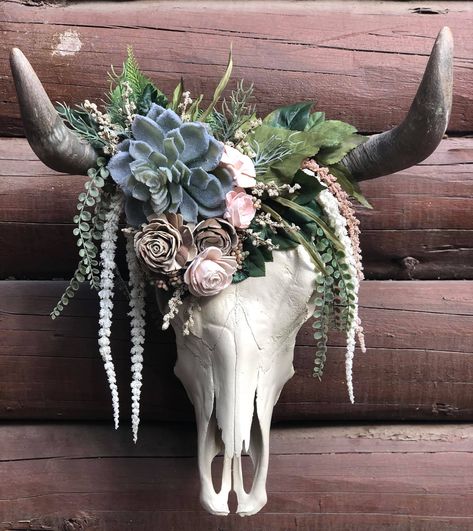 Cow Skull Flower Arrangements, Cow Skull With Succulents, How To Decorate Deer Skull, Deer Skull Flower Arrangements, Flower Cow Skull, Cow Skull Succulent Planter, Bull Skull Wedding Decor, Diy Animal Skull Decor, Western Skull Decor