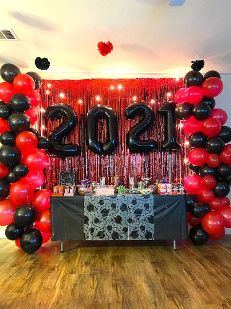 Center Piece Graduation Ideas, Red And Black Grad Party Ideas, Graduation Party Ideas Red And White, Red And Gold Graduation Party Ideas, Red And Black Graduation Party Ideas Table Decorations, Black And Red Graduation Decorations, Red Black White Graduation Party Ideas, Black And Red Graduation Party, Red White And Black Grad Party Ideas