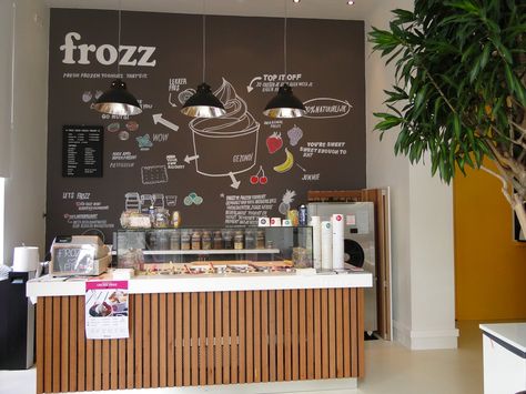 internal yogurt bar Frozen Yogurt Shop Interior, Juice Bar Design, Store Shelves Design, Bakery Design Interior, Bubble Tea Shop, Frozen Yogurt Shop, Yogurt Bar, Yogurt Shop, Bakery Decor