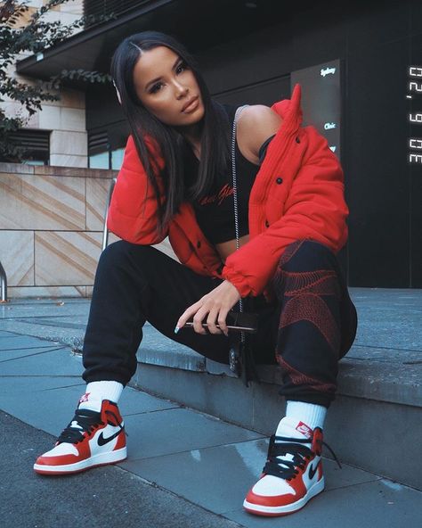 Red Jordans Outfit For Women, Red Jordan 1 Outfit, Outfits With Jordan 1s, Nyc Winter Outfits, Jordan 1 Outfit Women, Jordan 1 Outfit, Air Jordan 1 Outfit, Red Jordans, Jordan Outfit