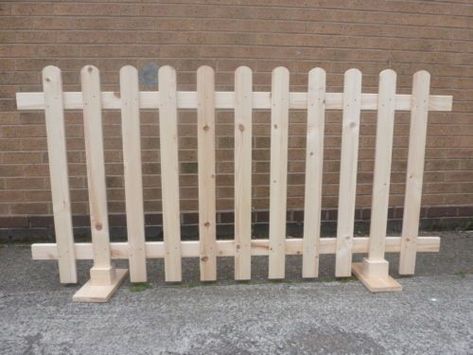 build a free standing outdoor dog fence - Google Search Movable Fence, Free Standing Fence, Picket Fencing, Portable Fence, Rustic Fence, Natural Fence, Pallet Fence, Diy Fence, Front Yard Fence