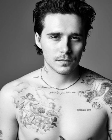 Brooklyn Beckham Tattoo, Brooklyn Beckham, Mens Fashion Streetwear, Attractive Guys, Tattoo Inspo, Fashion Streetwear, Soccer Players, Hand Tattoos, Muse