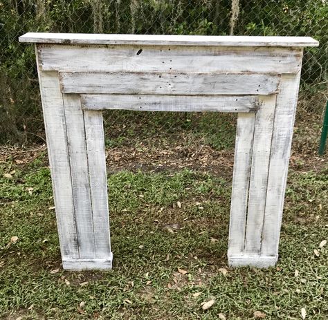 Diy Rustic Fireplace Surround, Pallet Wood Fireplace Surround, Pallet Mantle, Christmas Mantle Decor Fireplaces, Pallet Fireplace, Diy Fireplace Mantle, Wood Fireplace Surrounds, Faux Fireplace Mantels, Diy Fireplace Makeover