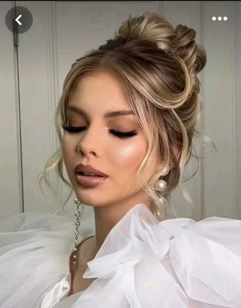 Shinion Hair 2024, High Bun With Veil, Formal Long Hairstyles, Natural Glam Makeup Looks, Subtle Makeup Looks, Brown Eyes Makeup Looks, New Years Eve Hairstyles, Makeup Subtle, Makeup Brown Skin