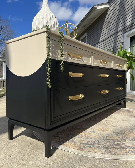 Black Furniture Refurbished, Diy Wood Trunk Makeover, Beige And Black Furniture, Black And Tan Furniture, Bed Flipping Ideas, Wardrobe Flipping Ideas, Boho Dresser Redo, Repainting Dresser Ideas Color Combos, Dipped Dresser Makeover