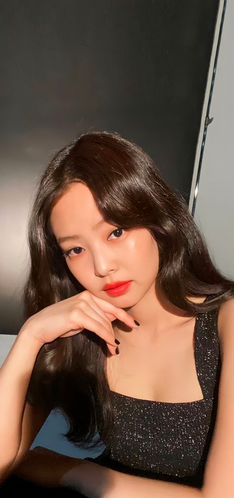 Jenny Blackpink, Types Of Humans, Jennie Wallpaper, Korean K Pop, Jennie Kim Blackpink, Instagram Wallpaper, Deep Brown, Black Pink Kpop, Blackpink Jennie