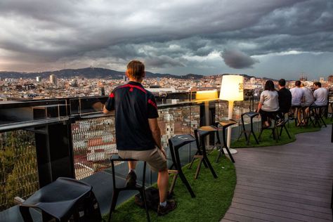 Barcelona Rooftop Bar, Barcelona Spain Itinerary, Barcelona Rooftop, Rooftop Restaurant Design, Barcelona Itinerary, Barcelona Travel Guide, Barcelona Spain Travel, Tapas Restaurant, Travel Card