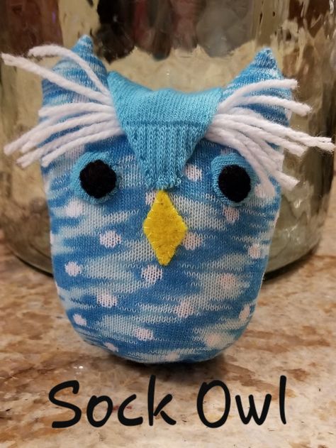 Handmade sock owl made from socks, yarn and felt by Susan Bringardner Sock Owl Diy, Easy Crafts For School, Sock Stuffies, Stuffies Diy, Sock Owl, Glove Crafts, Fleece Toys, No Sew Crafts, Diy Sock Toys