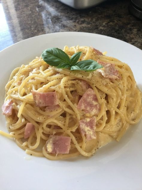 Budget Recipe: Spaghetti Carbonara - Skint Dad Carbonara Recept, Carbonara Recipe, Diner Recept, Pasta Carbonara, Cheap Healthy Meals, Spaghetti Carbonara, Cheap Dinners, Cooking On A Budget, Think Food