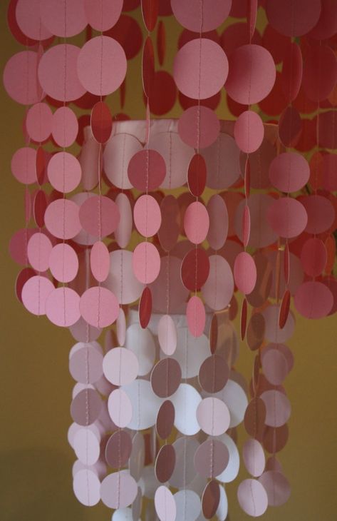 25 Creative DIY Chandeliers Made Out of Paper. This one is machine stitched together. How To Make A Chandelier, Origami Lampshade, Chandelier Diy, Paper Chandelier, Chip Art, Deco Rose, Diy Bebe, Diy Chandelier, Origami Stars